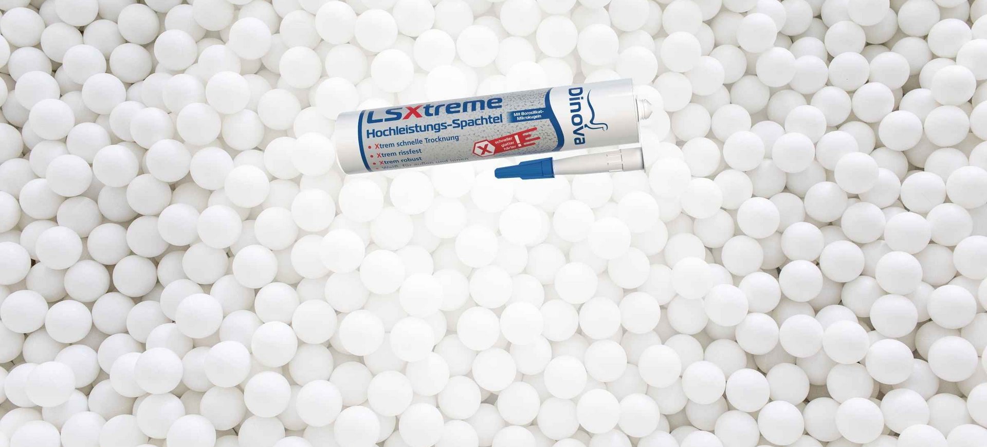 LSXtreme Packshot vom Hochleistungs-Spachtel LSXtreme auf einem weißen Hintergrund mit weißen Mikrokugeln