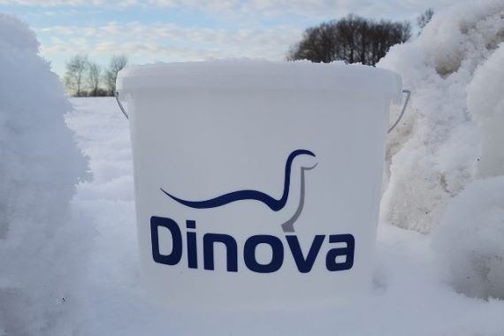 Dinova Farbeimer von Schnee umgeben